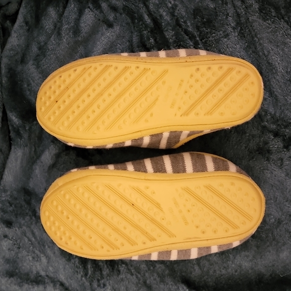NWT- GREY AND WHITE STRIPED KNIT SLIPPER WITH FLEECE INSTEP - Picture 5 of 7
